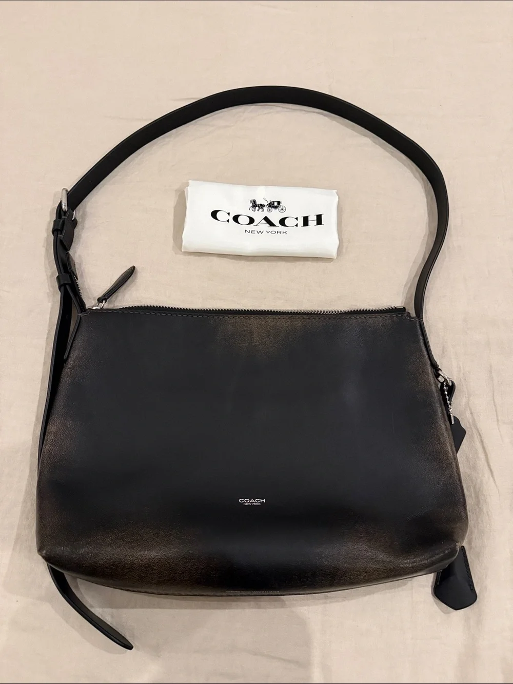 Coach Mott Messenger 33 in Loved Leather